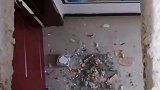 地板上有个洞，楼下的遭殃了