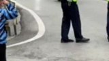 男孩送交警千纸鹤背后敬礼，开心的飞起，溢出屏幕的开心