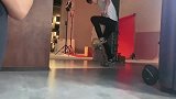 王一博不愧是“宝藏男孩”，看到他玩滑板的那一刻，空气都变粉了