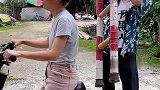 真是涨见识了，夫妻俩骑车还梯子，没想到他们选择这样放