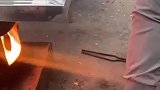 男子在火炉边烤脚，怎料引火烧身