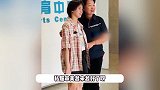 全红婵和武汉“蒜鸟”合影，歪头双手比耶笑容可爱，私服青春少女