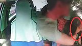 醉酒男拒付车费还狂殴的哥 车辆险撞公交站台