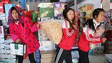 妈妈带虎妹去超市，结果虎妹拎一大包零食非让妈妈买，真逗