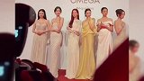 女明星也太要面子了，刘诗诗周冬雨高跟鞋像踩了高跷，增高起码20cm