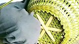 农村里传统手艺编织篮子，看外表就知道多精致，现在已经不多见了