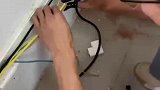 电工用黑胶布缠手指，随即徒手接电线
