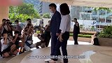 霍启刚发文晒照，三个孩子看爸爸直播，却只让长子霍中曦露脸