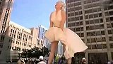 旅游-玛丽莲梦露雕塑在芝加哥的密歇根大道亮相