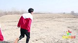 春暖花开，欢欢和伙伴去踏青，几个人玩“超大步”真好玩