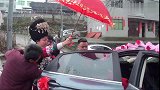 漂亮的苗族姑娘走5公里出嫁，新郎背着她好幸福！祝福他们！