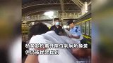 跟妻儿出行还伸“咸猪手”！男子3次猥亵邻座女子，被老婆狂扇：打死你！