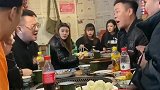 饭店偶遇流浪歌手一首《红高粱模特队》，真不错，致敬经典