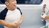 袖珍小伙地铁上偷美女手机，接下来一幕真搞笑，兄弟你也是绝了