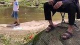 大爷在小水坑钓鱼，还以为他老糊涂了，没想到真会有东西上钩