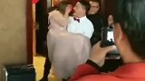 伴郎真是一点不客气，伴娘都尴尬了！