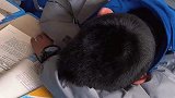 男生在课上睡觉，老师怎么叫都没用