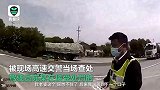 男子高速违章被查反埋怨妻子当众拳打脚踢：都是因为她着急上厕所