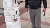 狗狗“离家出走”被好心人送回，主人边打边教育