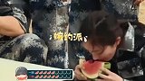 杨幂佟丽娅比赛吃西瓜，樱桃小口吃西瓜，这个嘴够小的