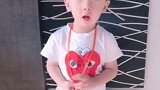 萌娃弟弟犯错误被罚站，哥哥跑来教训：你没脸吗？