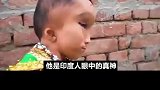小男孩是印度人眼中的真神，每个人都想被他摸摸头