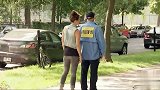 恶搞：妹子在前面走，陌生人都跟在她后面看，就因为她背后有这个