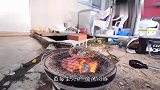 把1000℃岩浆倒鱼身上究竟会怎样鱼：瞧瞧,这还是人干的事吗