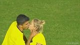 亲~建议红牌罚下！足坛最美女裁判在球场上公然接吻