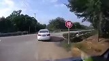 刹车无效，不让行就只能撞，不是拍下谁信！