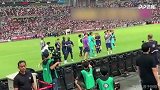 孙三岁上线！假扮冲场球迷调戏助教 孙兴慜秒被“打耳光”