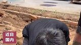 男子施工时鞋子掉进水泥里，教会这个徒弟真能饿不死师傅