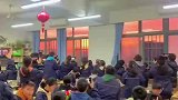 学生上早自习时天空出现朝霞