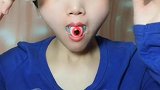 这小姐姐吃的糖好像眼珠子啊，看起来就感觉反胃哦！