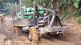 为什么重卡可以在淤泥道路中行驶？