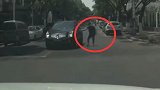 “无人驾驶”车突然后滑 男子“百米冲刺”跃入车内停稳汽车
