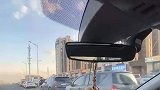 女生带着鲜花接男友，男友没注意将鲜花坐坏