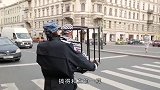 史上最奇葩的罪犯，让警察抱着不说，还故意出来吓唬人