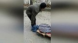 男子装无腿残疾人街头求施舍 遭路人拆穿
