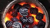 男子将核桃，丢进火炉中烘烤