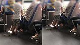 佛山某公交车上男童当众小便 尿液在车厢里肆意流淌