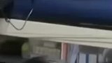 女生帮室友夹头发，网友见状忍不住大笑
