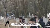 伊能静陪秦昊回沈阳老家过年，牵手逛街狂撒狗粮，新衣服吊牌没摘喜感拉满