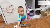 2岁宝宝接受不了新发型，对着镜子唉声叹气：这下怎么出门见人啊