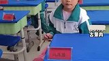 小姑娘不适应新生活，每次下课都找老师抱抱