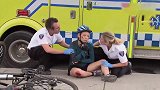 国外恶搞，医护人员人员拿伤者寻开心，路人看着都疼，跟着尖叫