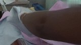新生儿要出院回家了，看护士给宝宝包得多服帖，连头都包起来了