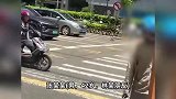 小米女司机和外卖员剐蹭，双方当街大打出手，警方：一男子被行拘