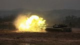 东部战区“陆战之王”：坦克极速运动下开火，目标眨眼间被摧毁