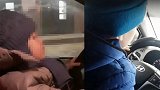 4岁男孩坐大人腿上操纵方向盘驾车 亲妈在一旁开心录视频